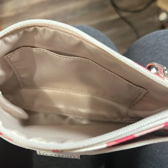 Coach Scarf Fabric Zip Wristlet w/ White Trim EUC! - Picture 2 of 4